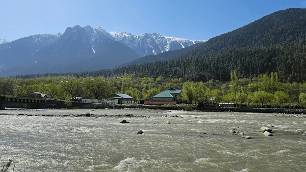 sindhu-river-near-sonmarg-india-600nw-2291643483